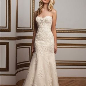 Justin Alexander Plunging Sweetheart Fit and Flare Bridal Gown
STYLE 8811
